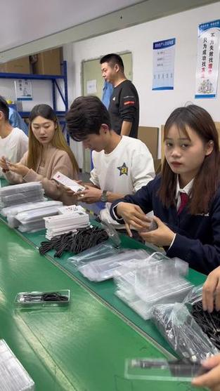 在深圳龙岗电子厂上班,工厂从来不骂员工,不会做慢慢学,有事可以请假